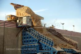 Image du Maroc Professionnelle de  Les camions s'activent à la mine de Boucraa de L'Office chérifien des phosphates. Le Groupe OCP est une société anonyme fondée en 1920 et domiciliée au Maroc. OCP S.A est le Leader mondial de l'industrie du phosphate, Mardi 8 Février 2005. (Photo / Abdeljalil Bounhar) 